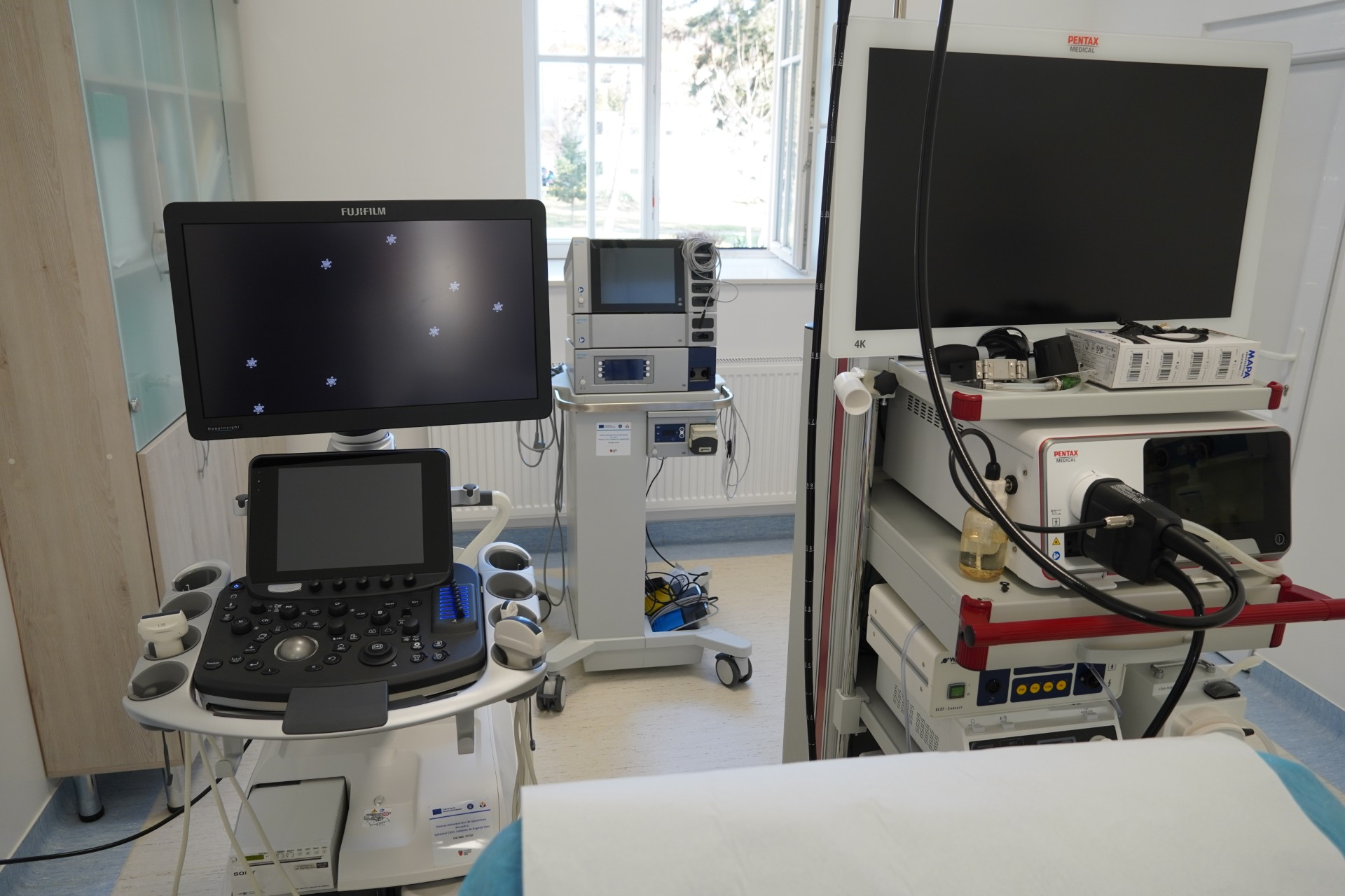 Medici examinează noua tehnologie din secția de gastroenterologie Spitalul Sibiu