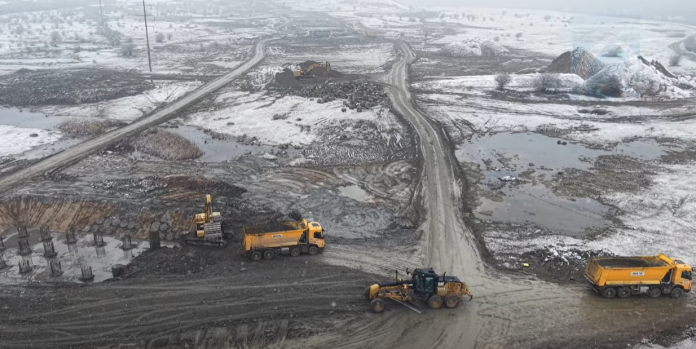 image Șantierul activ de autostradă Boița cu utilaje grele și lucrări la nodul rutier complex