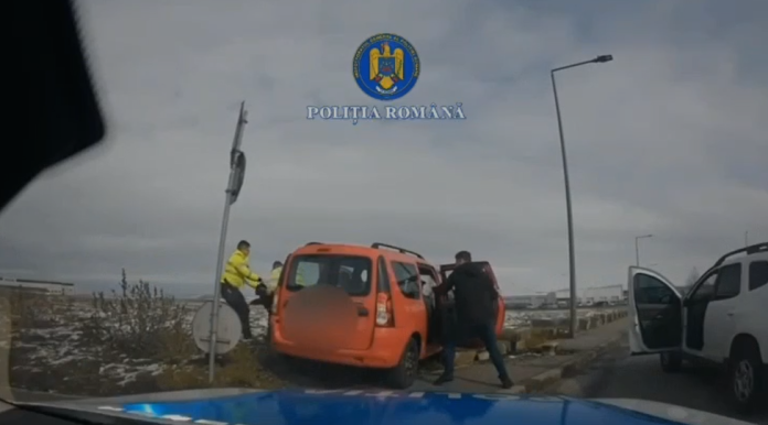 image Mașină de poliție în timpul unei urmăriri în trafic prin Sibiu, farurile de avarie aprinse