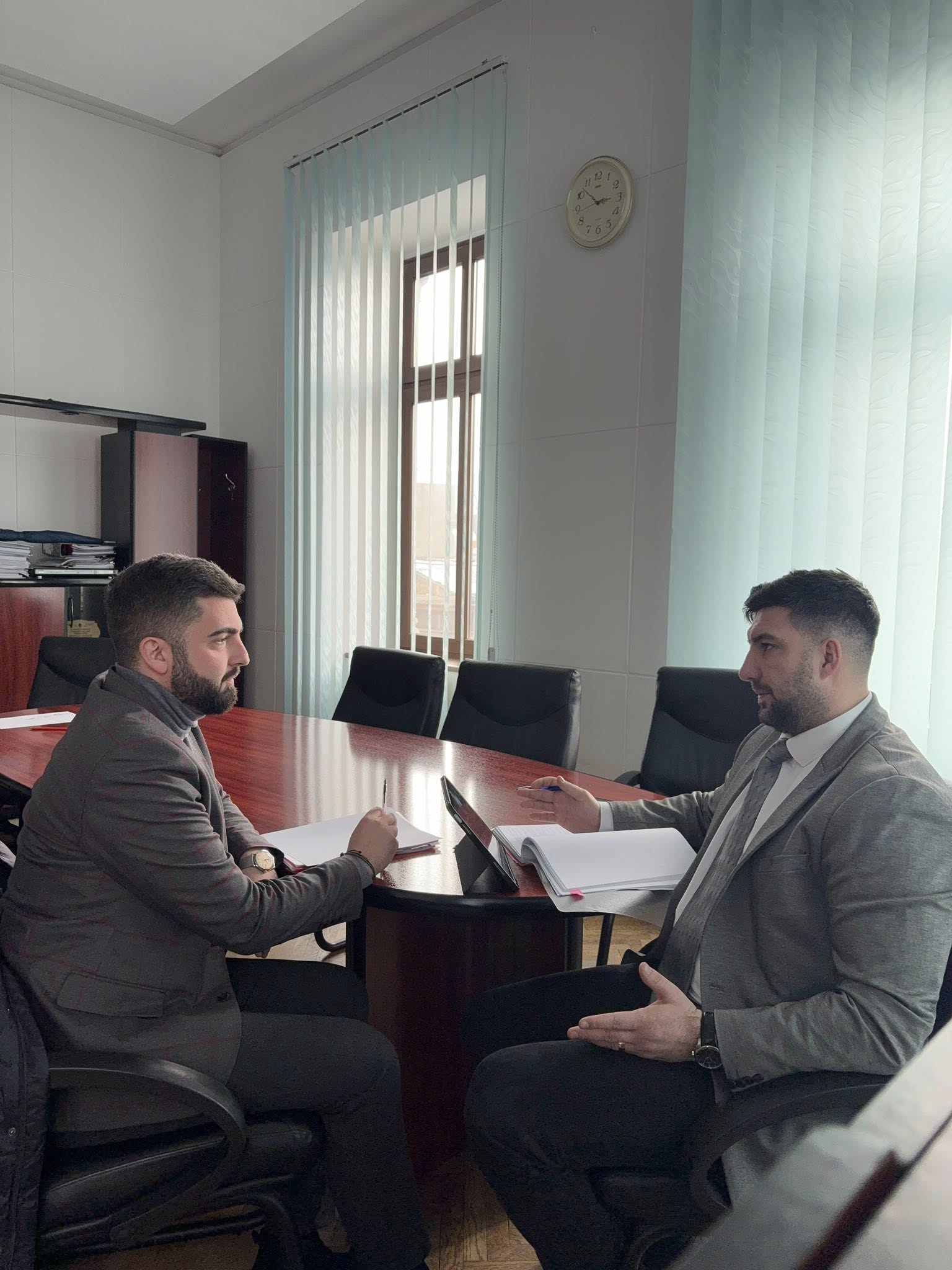 Traian Stoiță și Florian Giubega la o discuție despre proiecte culturale pentru tineri