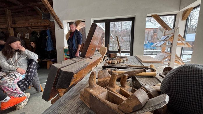 Vedere de ansamblu asupra expoziției școlii tăcute Brâncuși de la Muzeul ASTRA