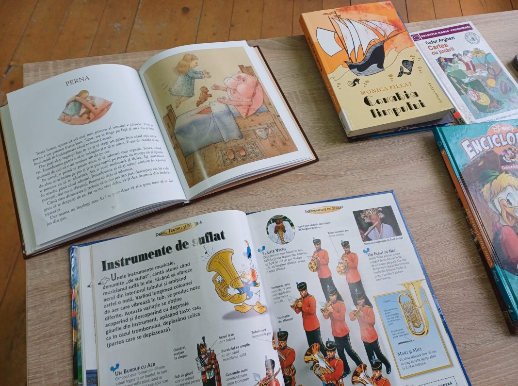 526 Bibliotecar prezintă cărți unui grup de tineri la Biblioteca ASTRA