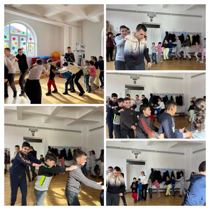 Copii și educatori participă la o activitate de creație artistică în timpul zilei distractive.