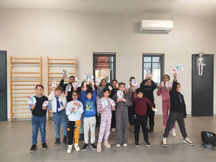 Prezentarea finală a mărțișoarelor realizate la atelierul comunitar din Mediaș.