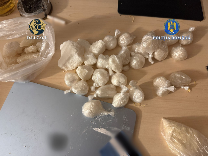 Moment din operațiunea poliției pentru trafic de droguri în Sibiu, cu mașina suspectă