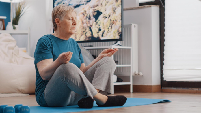 imagine_16x9_1600x900_2 Senior activ beneficiind de kinetoterapie pentru mobilitate și independență