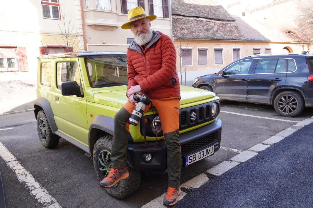 498 Portret clasic în alb-negru al lui Jeno Major fotograf, privind în depărtare.
