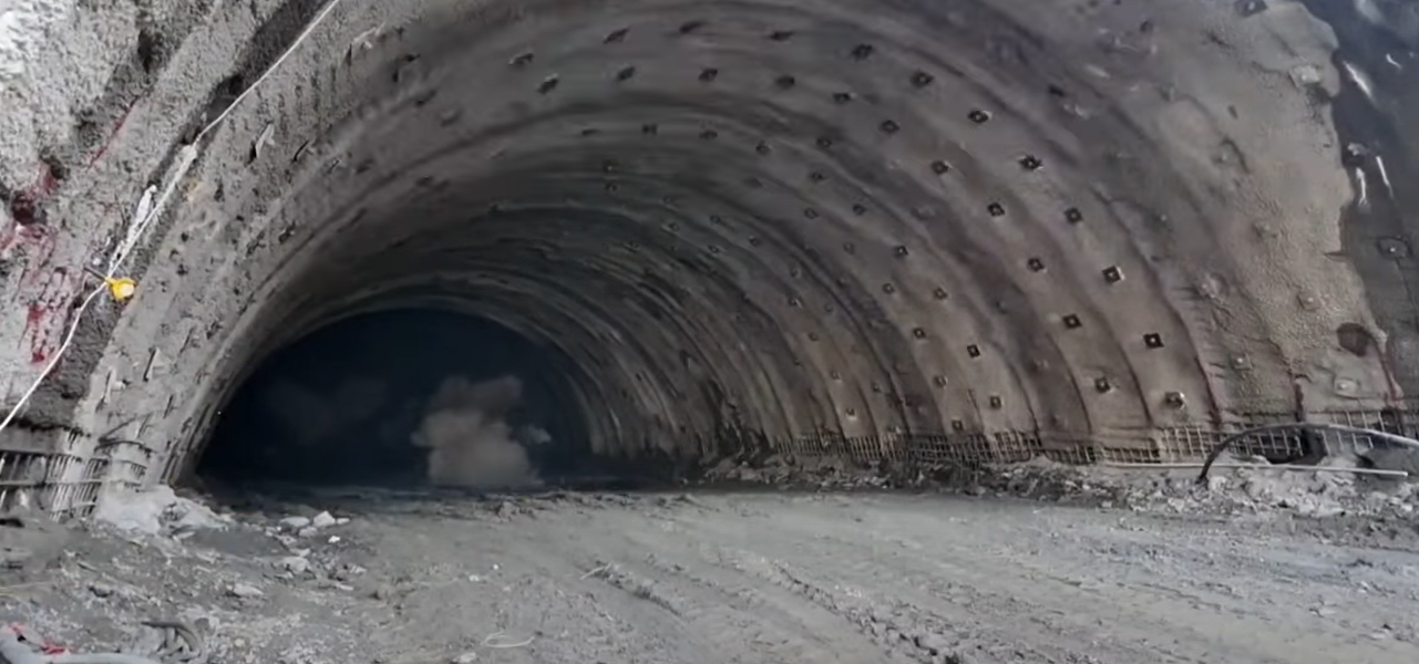Lucrări de construcție la noul tunel pentru autostrada Sibiu-Pitești pe secțiunea Boița-Cornetu.