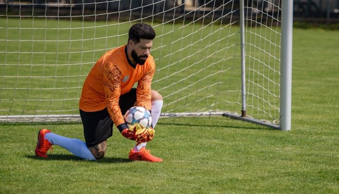 diferenele_dintre_tipurile_de_prindere_la_mnuile_de_portar_cum_alegi_modelul_potrivit (1) Comparație vizuală a principalelor tipuri de prindere mănuși portar: palmă deschisă, dublă-țeavă și hibrid.