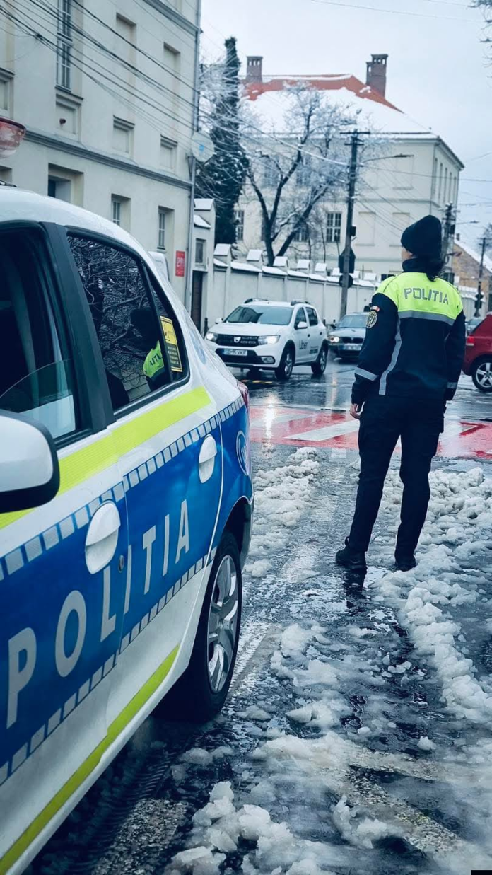 image Polițiști sibieni asigură un drum sigur spre școală pentru elevi pe timp de iarnă.