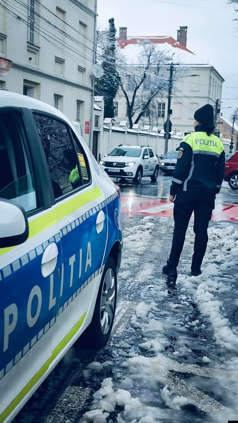 image Polițiști sibieni asigură un drum sigur spre școală pentru elevi pe timp de iarnă.