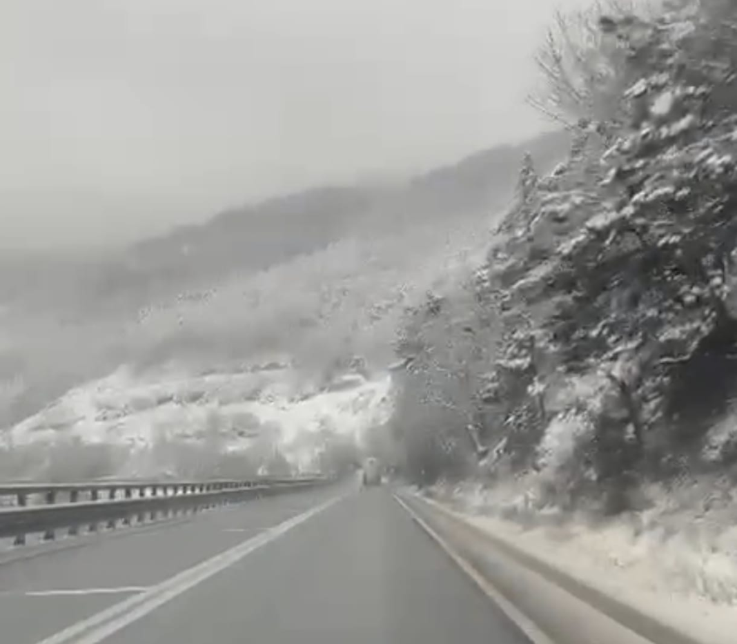 image Poliția Sibiu monitorizează traficul pe șoselele acoperite de zăpadă în condiții de iarnă