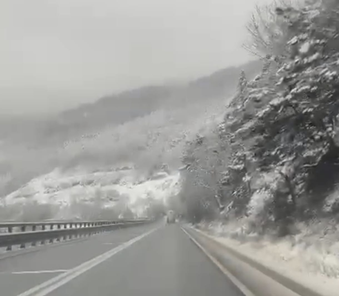 image Poliția Sibiu monitorizează traficul pe șoselele acoperite de zăpadă în condiții de iarnă