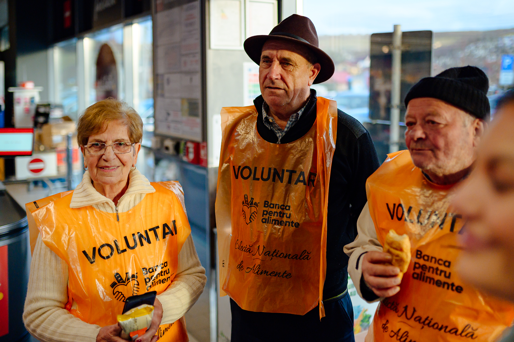 Voluntari Colectei de Paște 2026 aranjând cutii cu alimente colectate pentru familiile vulnerabile.