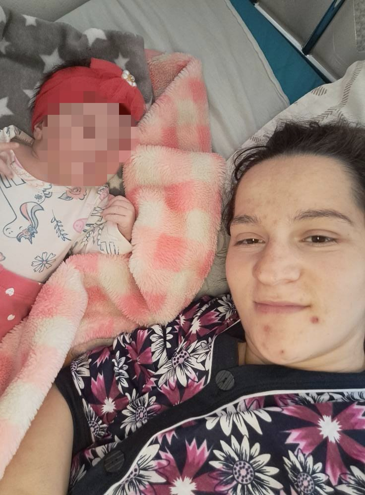 image Mama care a trăit o tragedie pe Olt ține în brațe nou-născutul, un simbol al speranței.