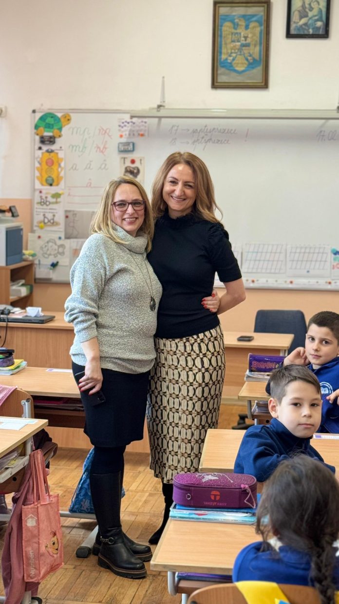 484 Daniela Cîmpean citește cu entuziasm un grup de elevi de la Școala Radu Selejan de Ziua Lecturii.