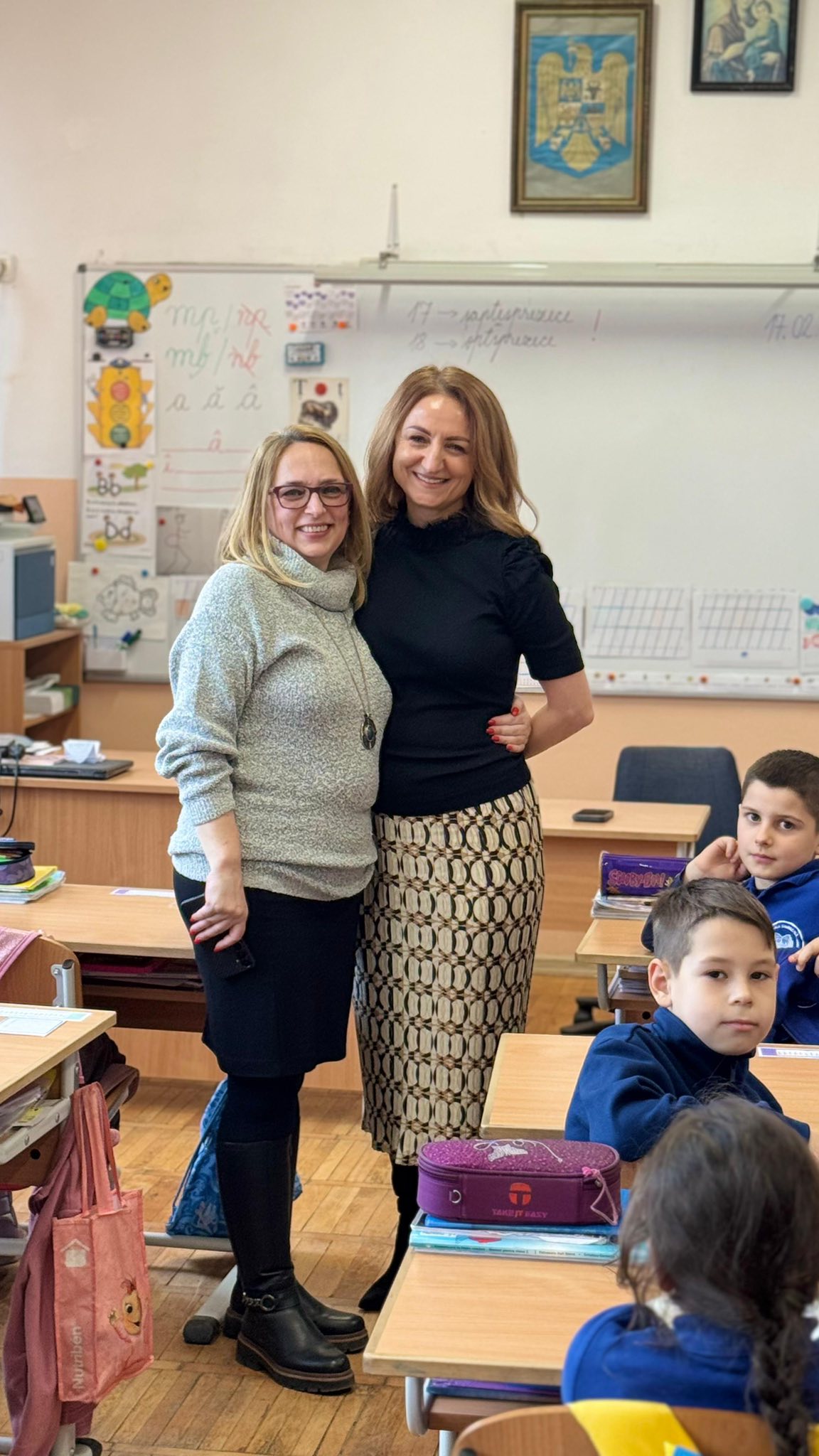 Daniela Cîmpean citește cu entuziasm un grup de elevi de la Școala Radu Selejan de Ziua Lecturii.
