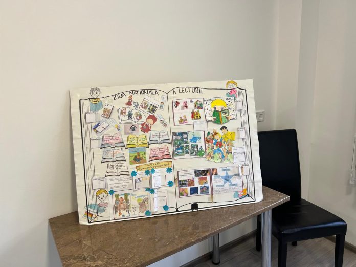 Prezentare a cărților și a materialelor de lectură la evenimentul școlar din Mediaș