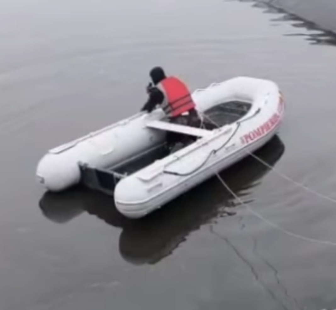 image Scafandrii ISU Sibiu în timpul intervenției dificile de recuperare a unui corp dintr-un bazin cu dejecții în județul Alba.