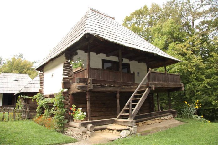 Panou informativ la intrarea în satul gorjean Brâncuși, marcând începutul traseului tematic.