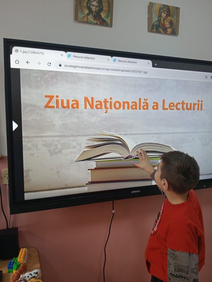 Elevi și profesori la o activitate de grup pentru Ziua Națională a Lecturii