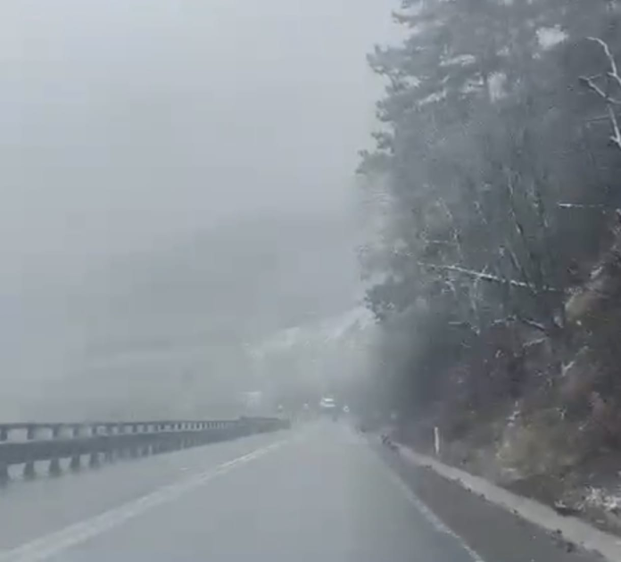 Poliția Sibiu patrulează pe șoseaua acoperită de polei, asigurând siguranța șoferilor