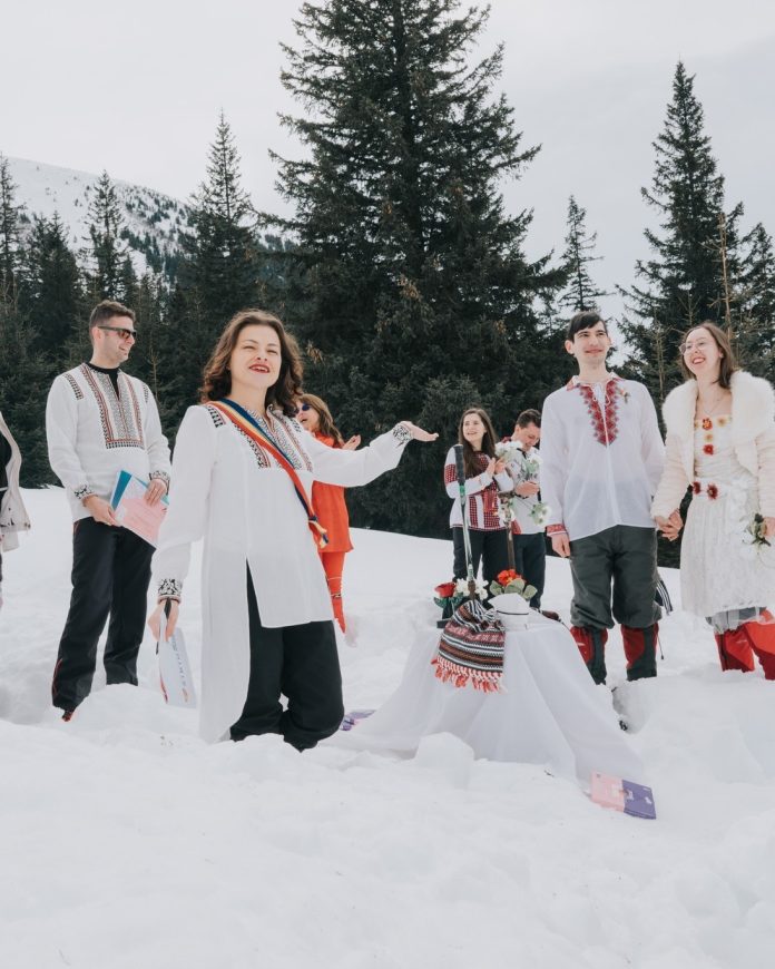 Verighete de nuntă înscriunate pe bocanci de munte, pe un traseu pietros