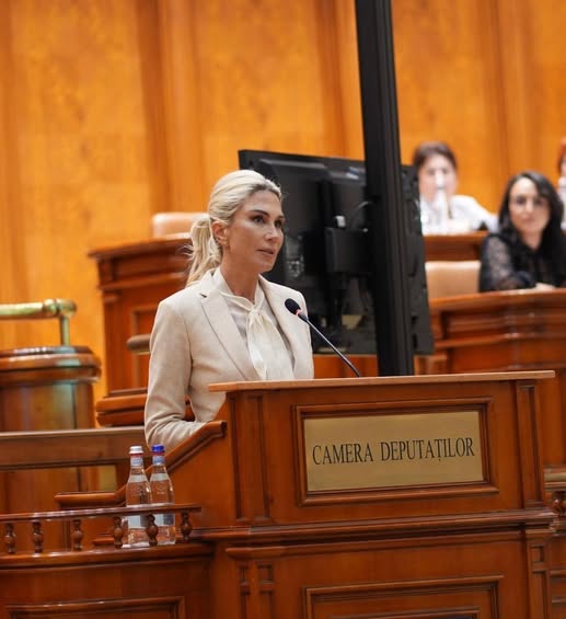 432 Raluca Turcan la tribuna Senatului, discutând proiecte împotriva jocurilor de noroc la tineri