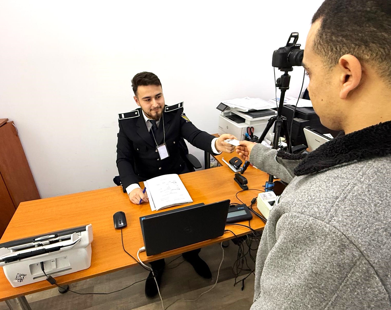 Poliția de imigrări verifică documente la graniță sau în birou, procesând dosare