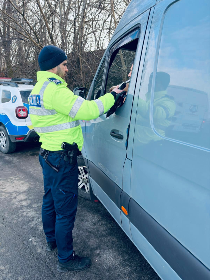 Polițiști români și europeni aplicând amenzi Truck & Bus pentru nereguli la transportul de mărfuri și persoane.