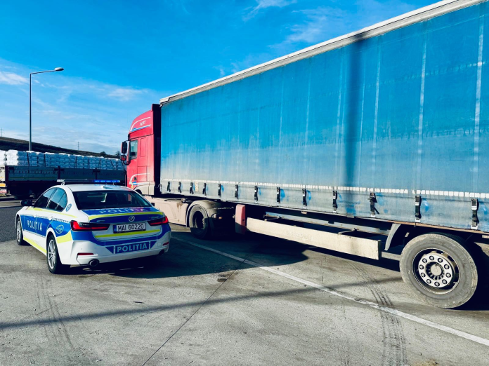 Polițist rutier verifică un autoturism pe autostrada A1 pentru a aplica amenzi