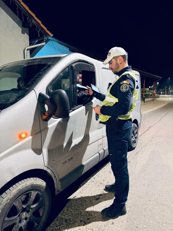 Polițiști rutieri efectuează un control de trafic pe o șosea principală din județul Sibiu.