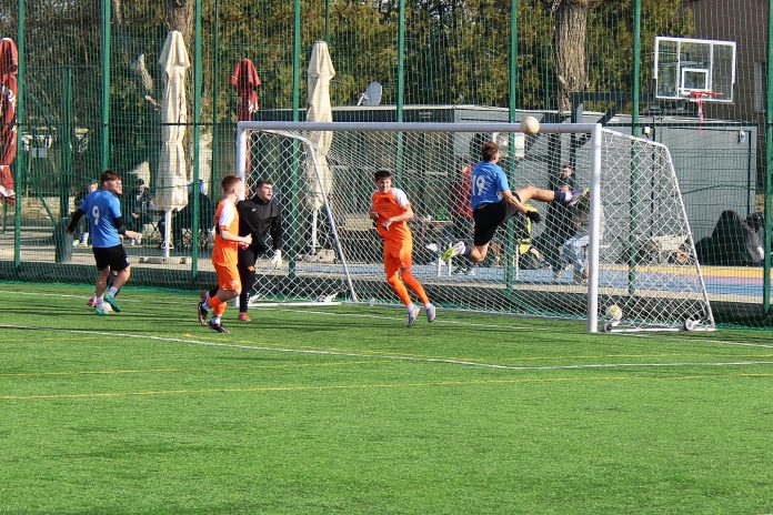 inter Inter Sibiu victorie, fotbaliști sărbătorind un gol marcat în meciul cu o echipă din liga a patra.