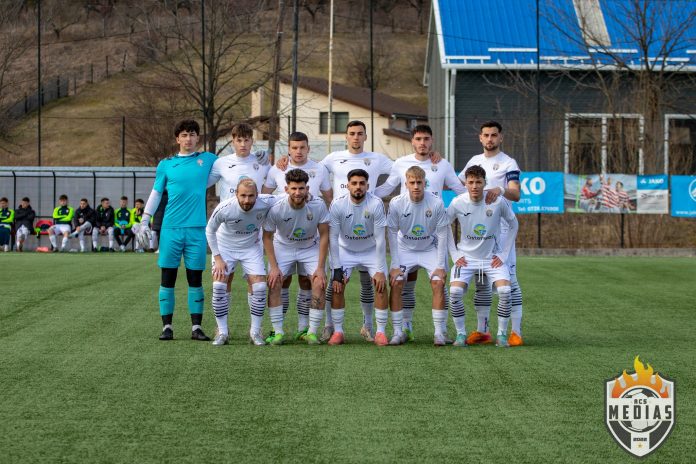 Echipă de fotbal ACS Mediaș pe terenul de joc, gata pentru egalul cu Odorhei