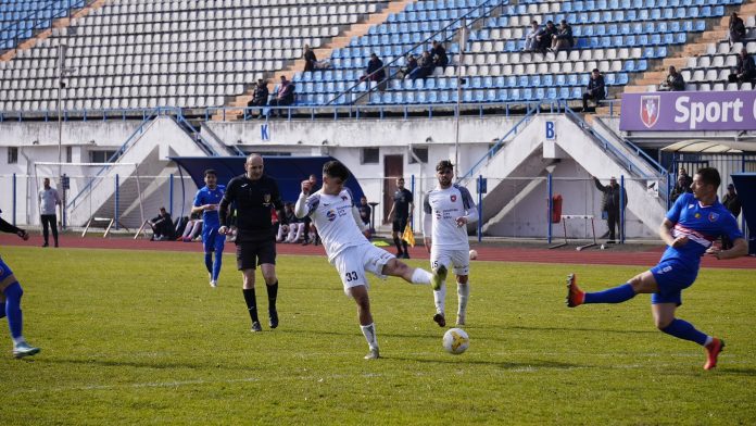 Echipa CSC Șelimbăr sărbătorește victoria în deplasare la Vâlcea, jucători entuziasmați pe teren.