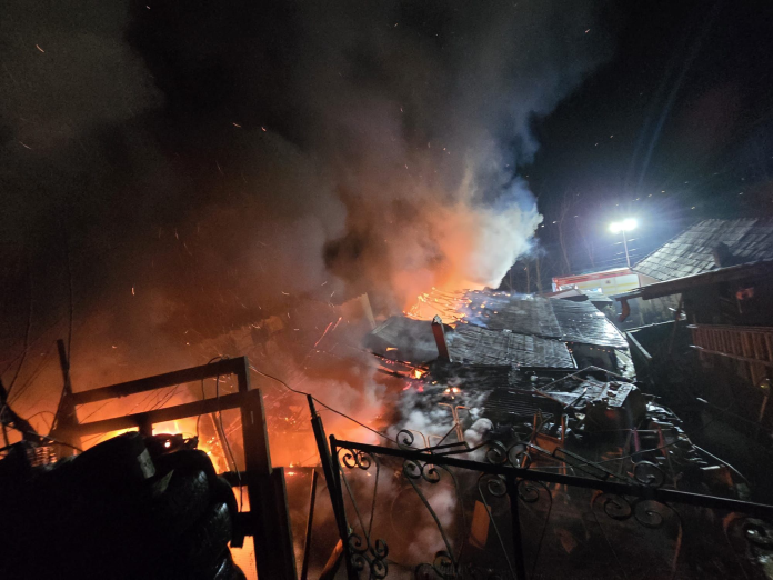 Echipă de pompieri stinge ultimele focare ale incendiului la Dârlos noaptea