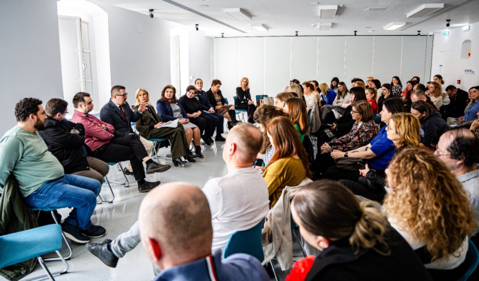 Raluca Turcan la dezbaterea despre violența în școli din Sibiu, ascultând un participant