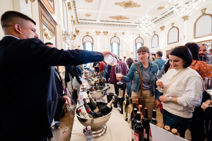 Standuri cu peste 300 de vinuri premium așteptând să fie degustate la festivalul din Sibiu
