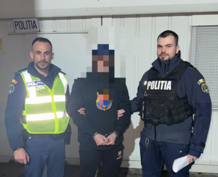 Un tânăr suspect de furt, condus de poliție în vederea aplicării arestului preventiv.