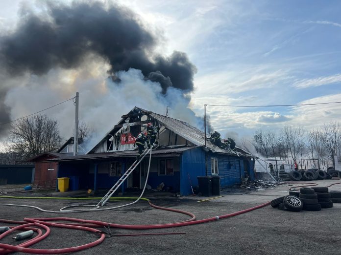 Intervenția pompierilor la locul incendiu vulcanizare Veștem, cu șuruburi de apă direcționate.