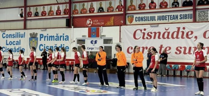 Echipa de handbal Măgura Cisnădie sărbătorește victoria și calificarea într-un meci intens