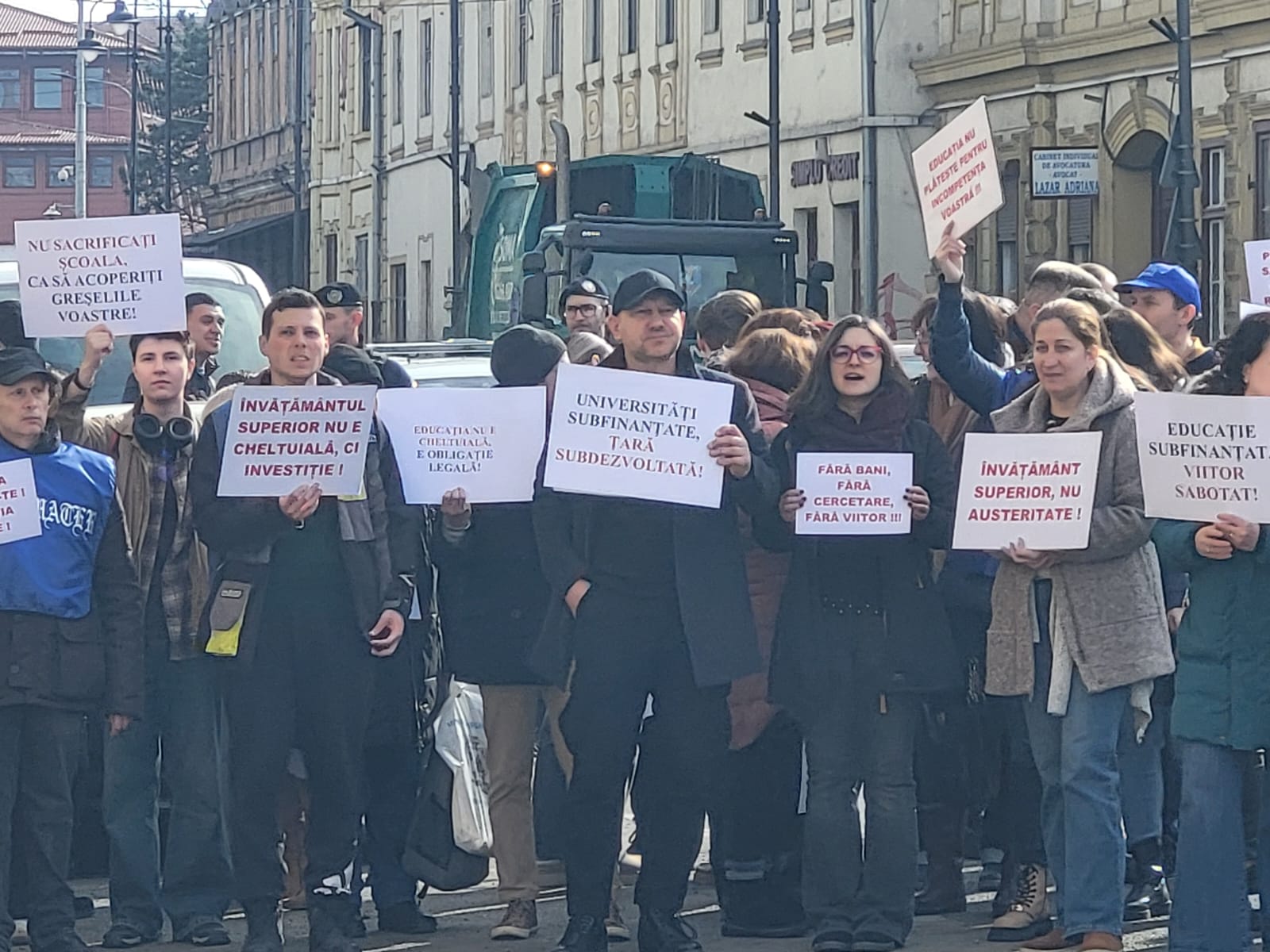 VIDEO Protest în fața Prefecturii Sibiu: Profesorii scandează împotriva măsurilor impuse de către premierul Bolojan!