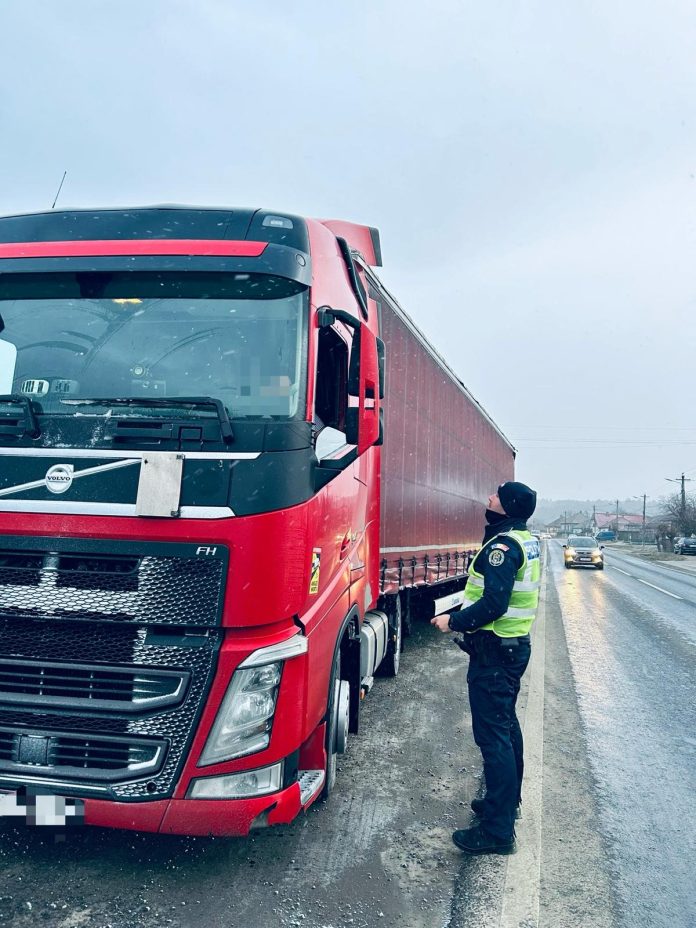 Echipaj de poliție rutieră stopând un autoturism pentru control pe șosea în județul Sibiu