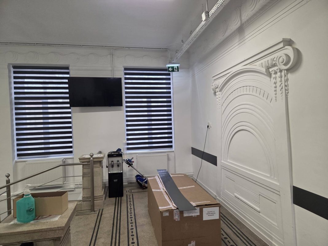 429 Vedere panoramică a exteriorului clădirii Spitalului General CF, cu accesul principal și parcarea