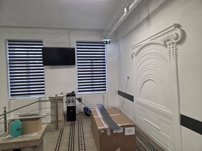 Vedere panoramică a exteriorului clădirii Spitalului General CF, cu accesul principal și parcarea