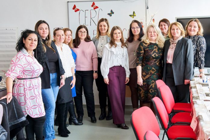 Profesori participă la o sesiune de formare continuă în laboratorul liceului Tehnologic Nicolae Teclu