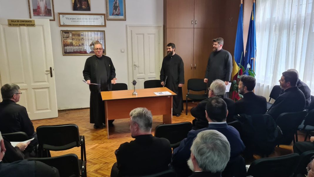 412 Sală de conferință cu preoți în timpul ședinței lunare la Protopopiatul Sibiu