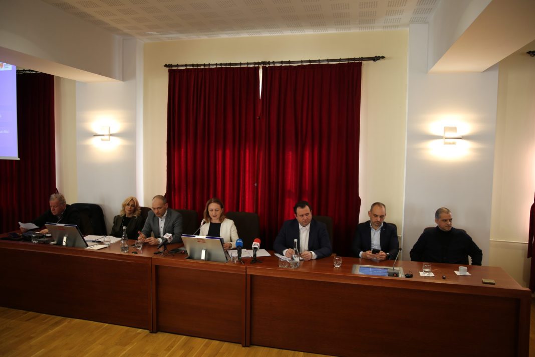 1B1A5906 Discuție aprinsă despre Noul Spital Sibiu între oficiali în timpul dezbaterii publice