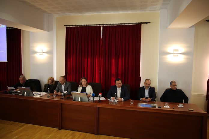 Discuție aprinsă despre Noul Spital Sibiu între oficiali în timpul dezbaterii publice