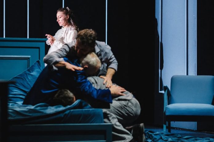 Scenă din spectacolul „Lungul drum al zilei către noapte” regizat de Timofei Kuliabin la TNRS